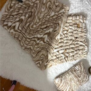 Lola blanket and matching pillow